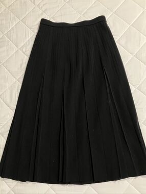 Black Pleated Midi Skirt - Sleek Everyday Style